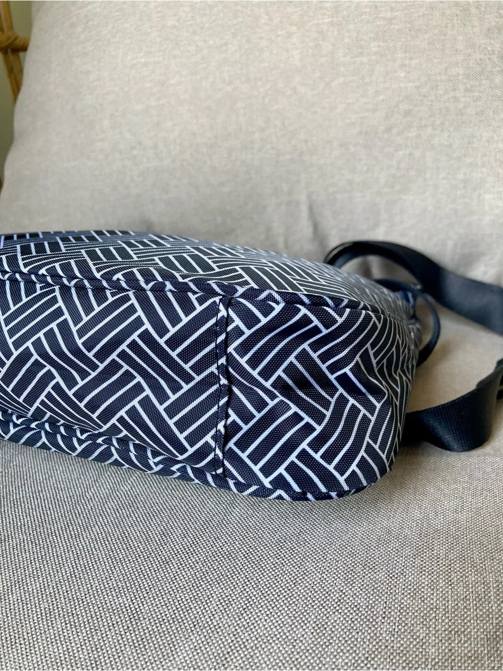 Baggallini Navy Geometric Print Crossbody Shoulder Bag Lightweight Travel Purse